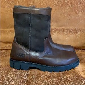 GUC Men’s brown leather UGG boots Size 9
